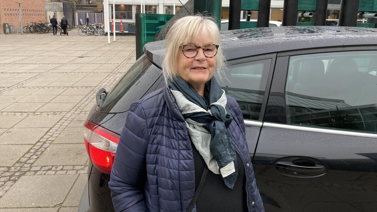 Kirsten Sørensen er overbo til 94-årige Karen Thomsen, som var den første der stemte uden for valgstedet hos Aalborg Kongres &amp; Kultur Center. Hun er glad for at kunne hjælpe sin ældre underbo med at komme hen til stemmestedet.