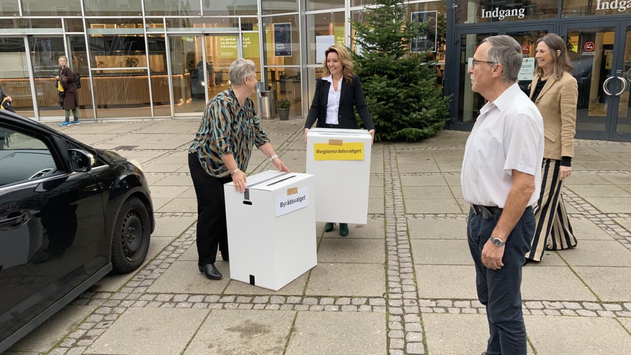 Valgholdet rykkede udenfor med stemmeurnerne, da 94-årige Karen Thomsen skulle stemme fra passagersædet i overboens bil.