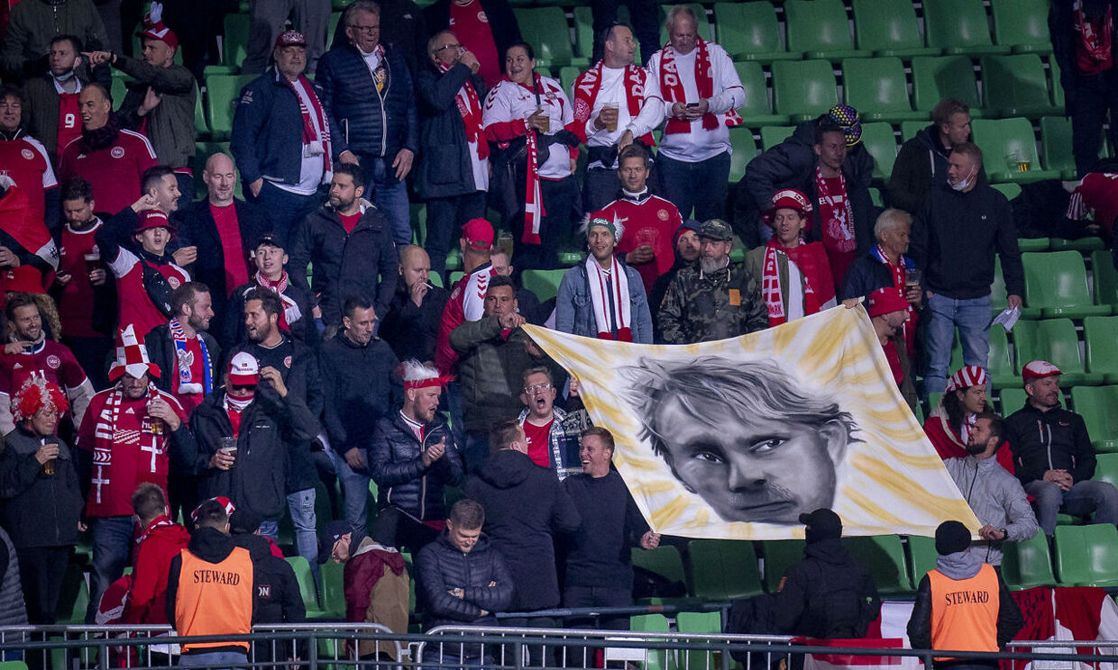 De danske fans har ofte hyldet Lars Høgh, som har været tilknyttet landsholdet som målmandstræner i årevis. Her hiver de et banner frem med et portræt af Lars Høgh under VM-kvalifikationskampen mellem Moldova og Danmark.