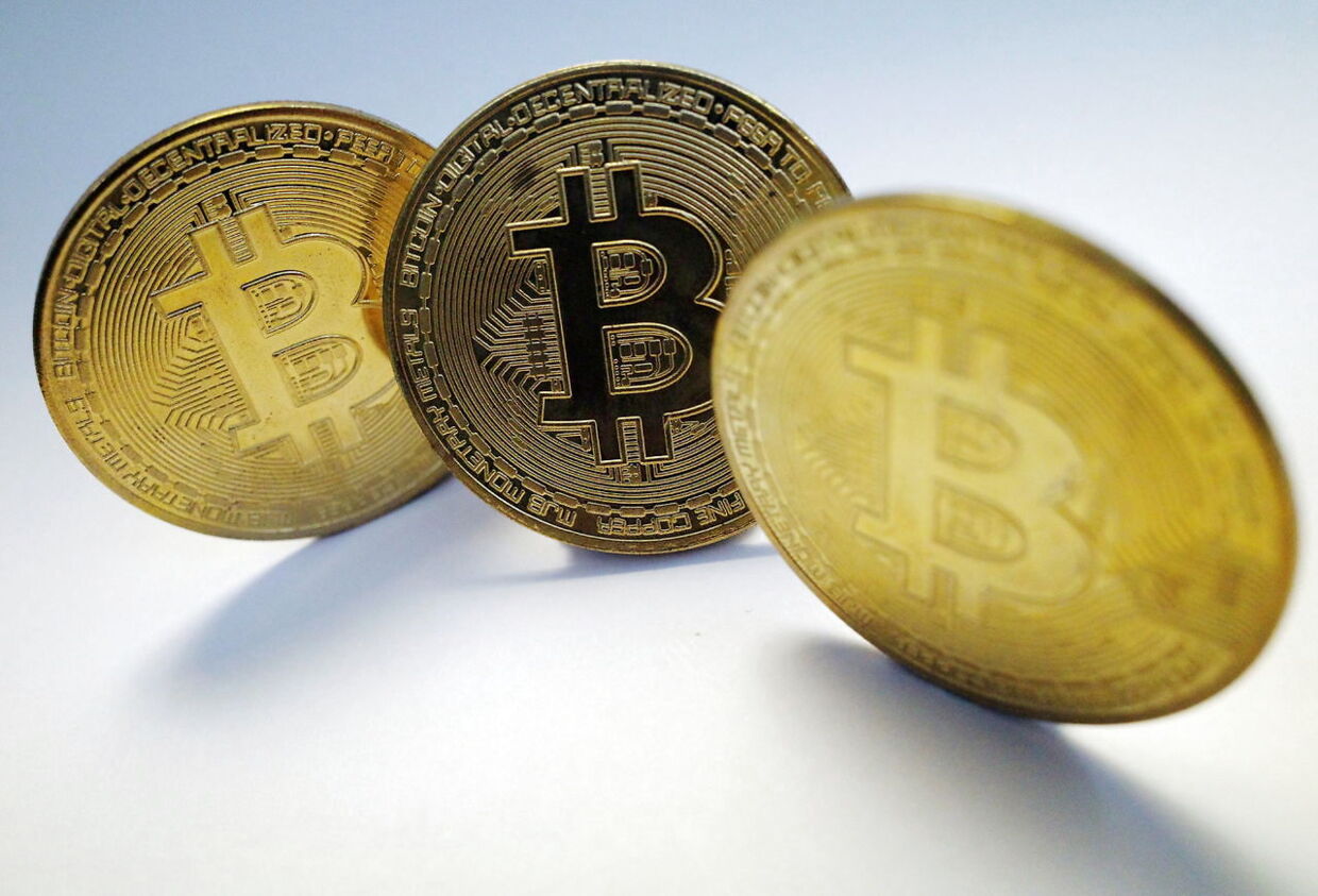 FILE PHOTO: A representation of the virtual cryptocurrency Bitcoin is seen in this picture illustration taken October 19, 2021. REUTERS/Edgar Su/File Photo/File Photo