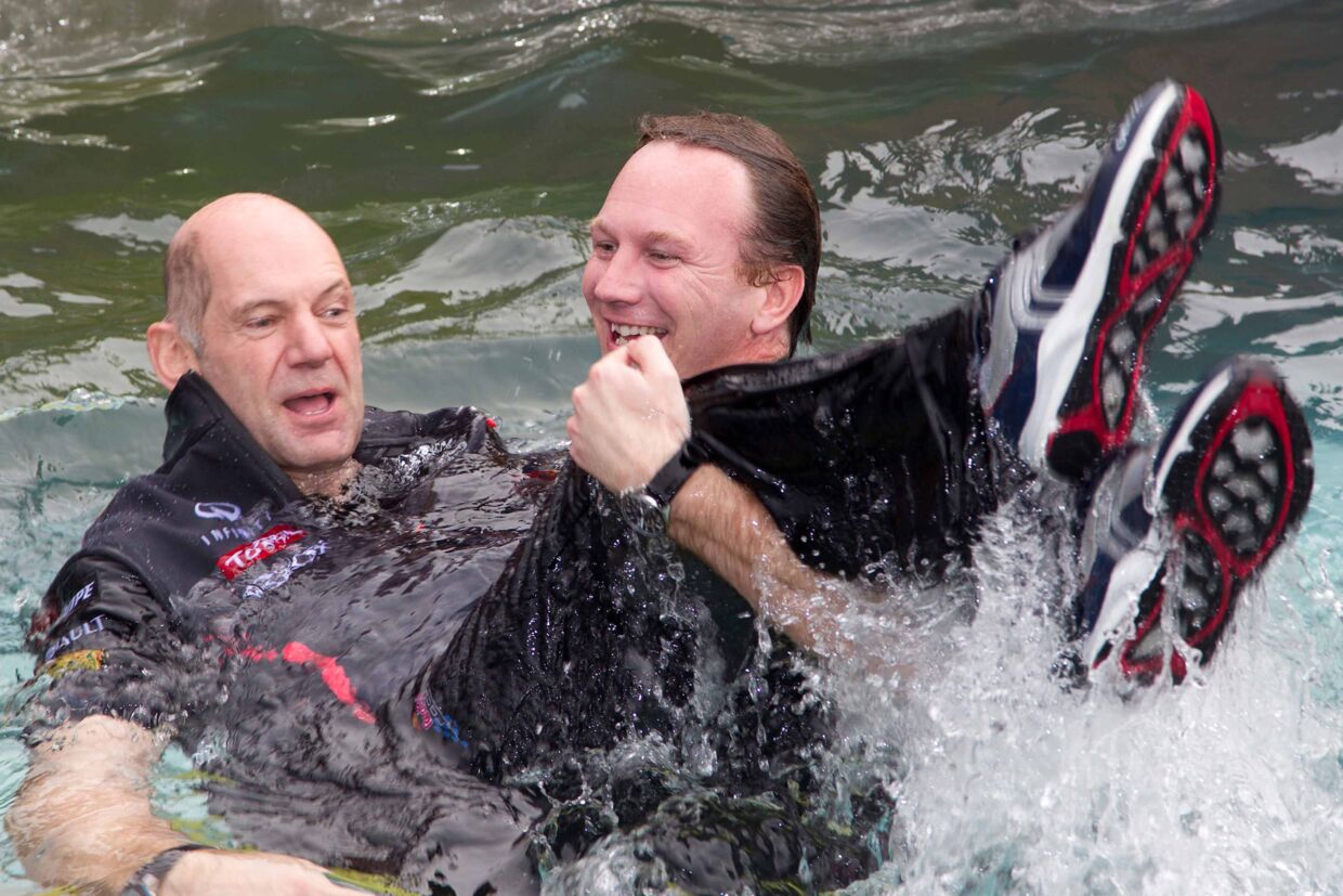 Red Bull-teamchef Christian Horner (t.h.) fejrer en grandprix-sejr ved at springe i poolen med Adrian Newey.