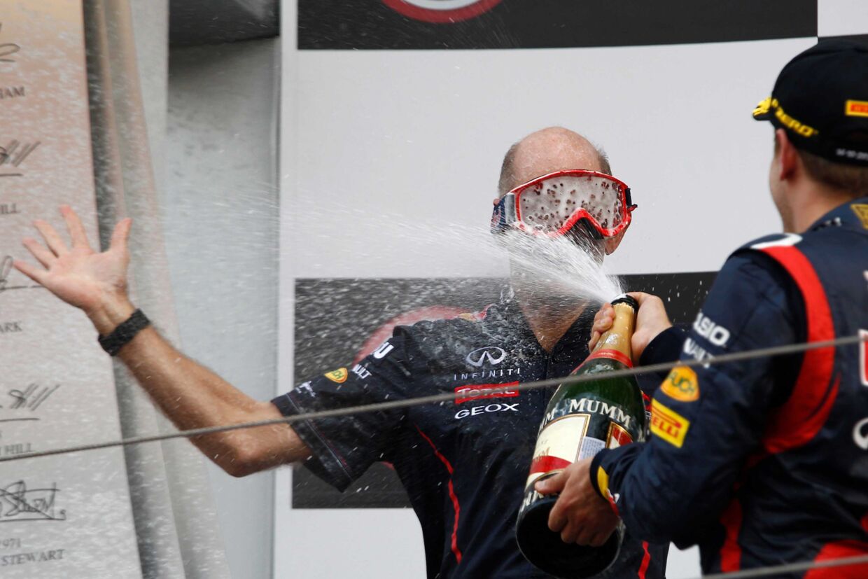 Sådan fejrer en nørdet og genial Formel 1-designer champagneorgiet på sejrsskamlen: Adrian Newey med skibriller og Sebastian Vettel efter Koreas Grand Prix 2012.