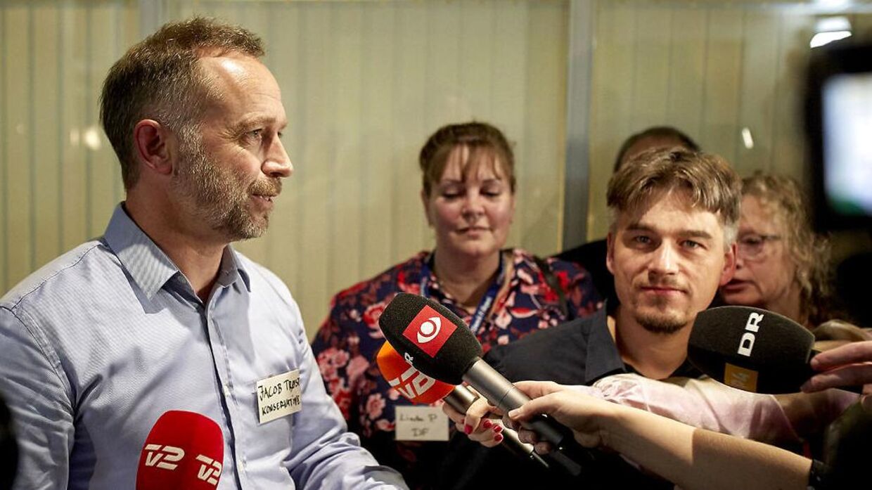Jacob Trøst (til venstre) fra Konservative Folkeparti er ny borgmester på Bornholm. Her ses han sammen med Enhedslistens Morten Friis, som lagde mandater til en borgerlig borgmester.