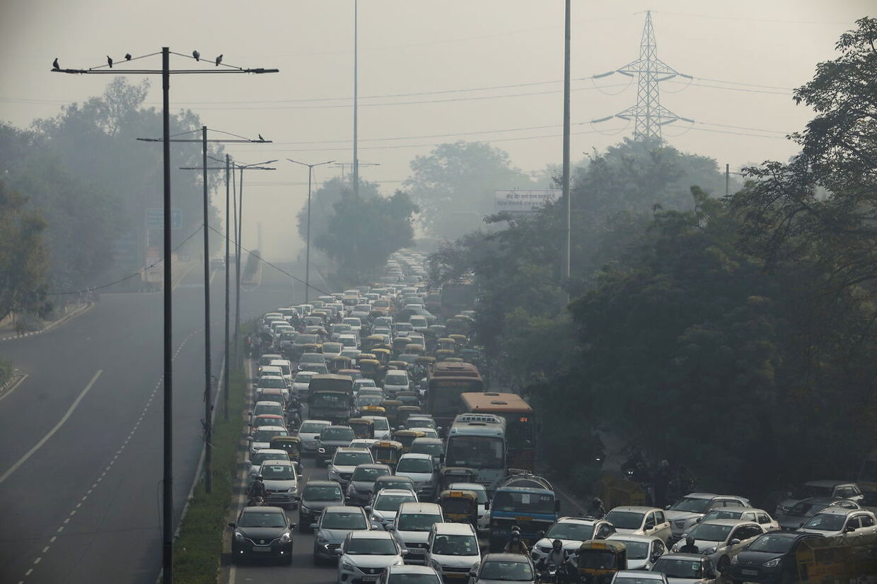 Biler indhyllet i smog 17. november 2021.