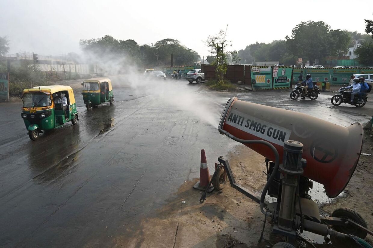 Vandkanoner sprøjter vand ud for at forhindre luftforurening i New Delhi 16. november 2021.