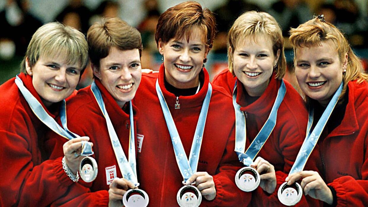 Da Danmark vandt sin sølvmedalje ved vinter-OL i Nagano i 1998. Fra venstre: Jane Bidstrup, Trine Qvist, Dorthe Holm, Margit Poertner og Helena Blach Lavrsen.