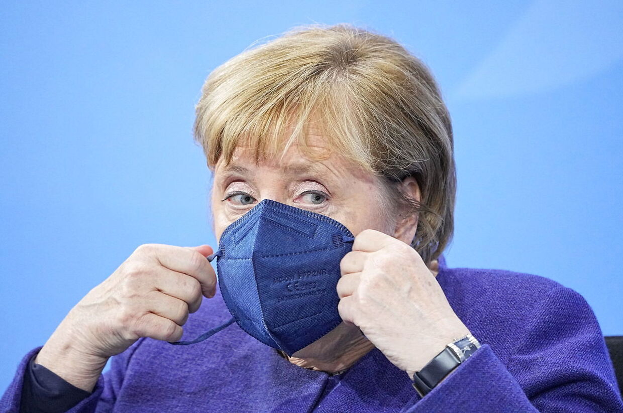 Angela Merkel med maske torsdag.