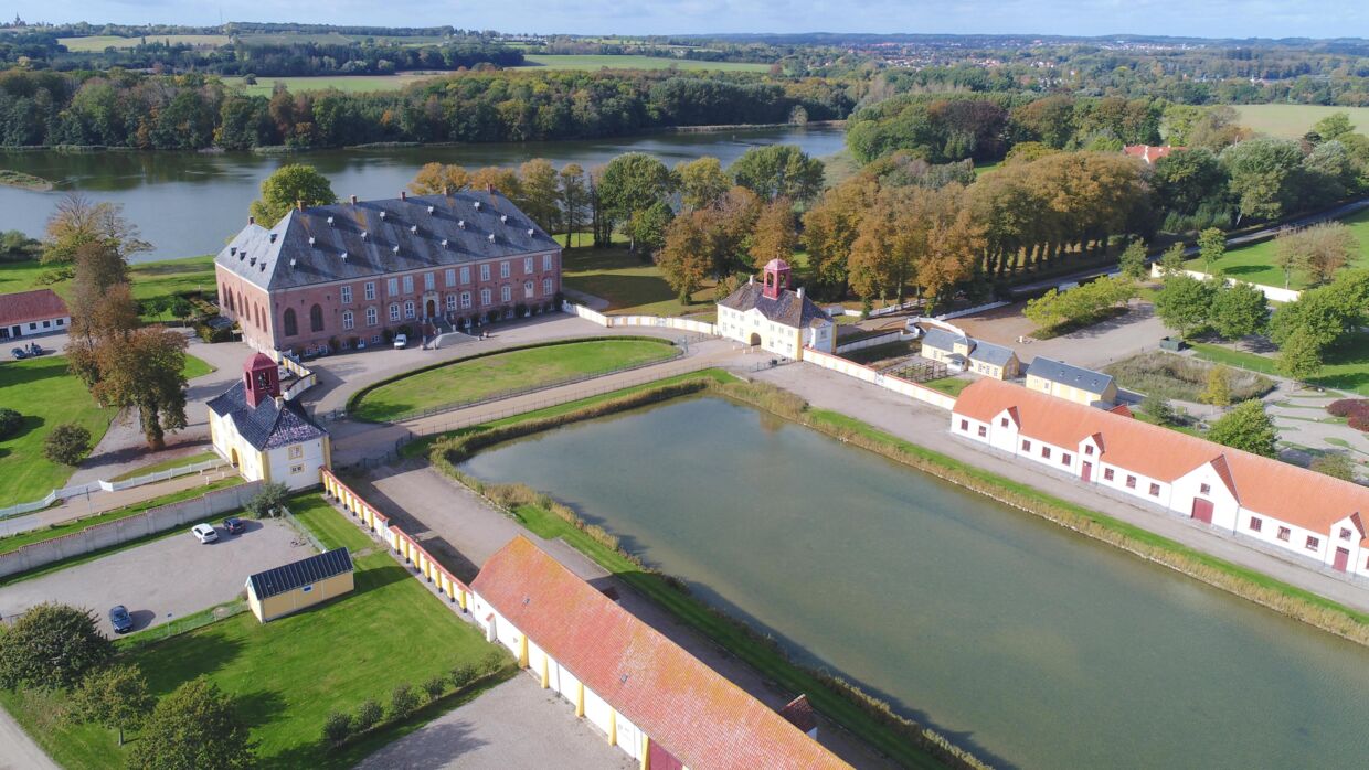 Valdemars Slot ligger naturskønt ved vandet på Tåsinge.