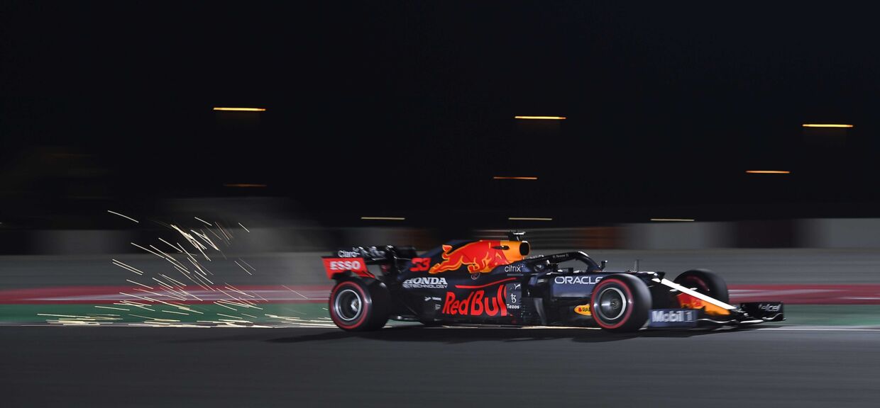 Max Verstappen under kvalifikationen i Qatar, hvor han var næsten at halvt sekund langsommere end Lewis Hamilton.