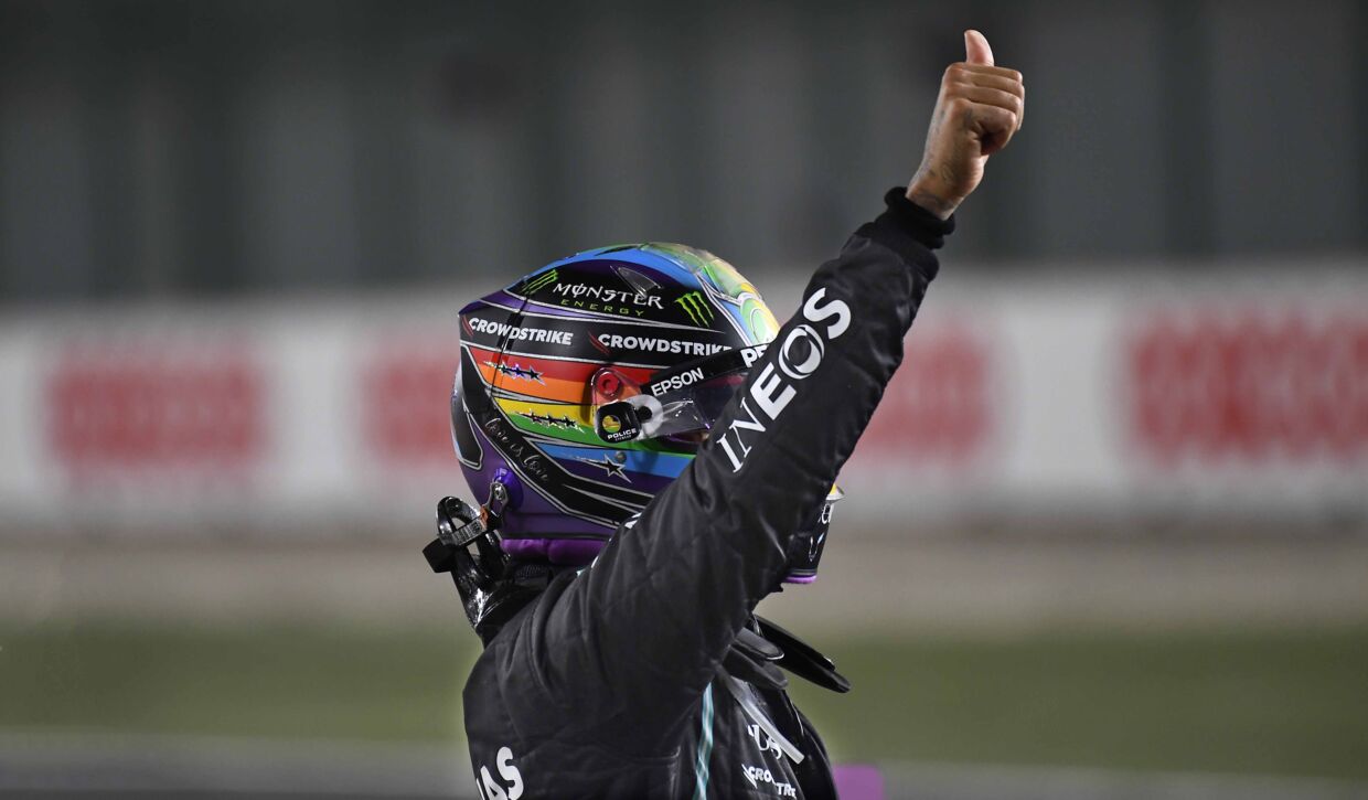 Lewis Hamilton fejrer sin sejr i Qatars Grand Prix med en thumbs-up til publikum.