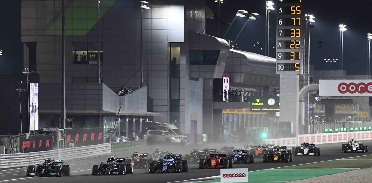Lewis Hamilton tog føringen fra start, og kontrollerede resten af løbet på Losail-banen udenfor Doha.