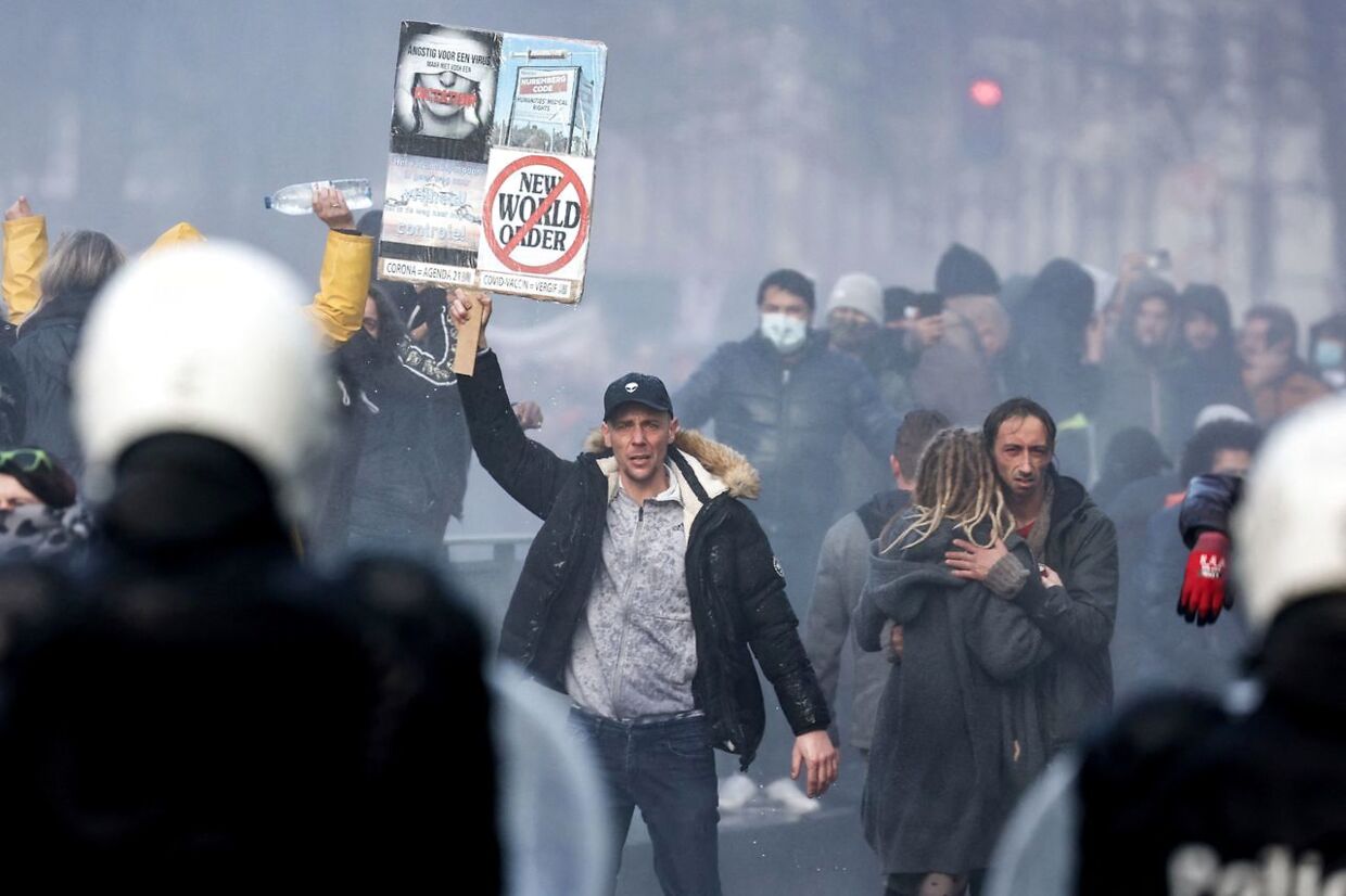 Søndag demonstrerede indbyggere i Belgien mod nye coronatiltag. (Photo by Kenzo TRIBOUILLARD / AFP)