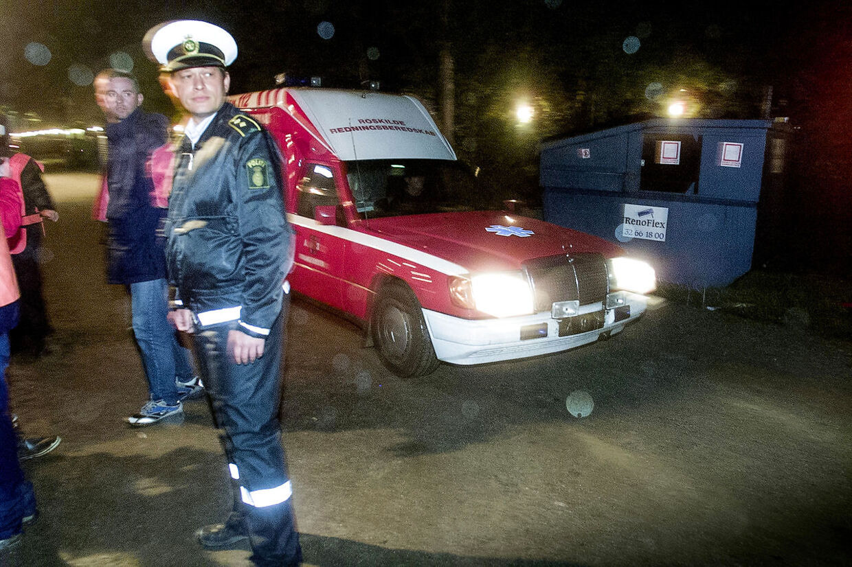 Roskilde Brandvæsen, som varetager ambulancekørsel i Roskilde, bliver alarmeret 23.33, og første ambulance ankommer til stedet klokken 23.37.
