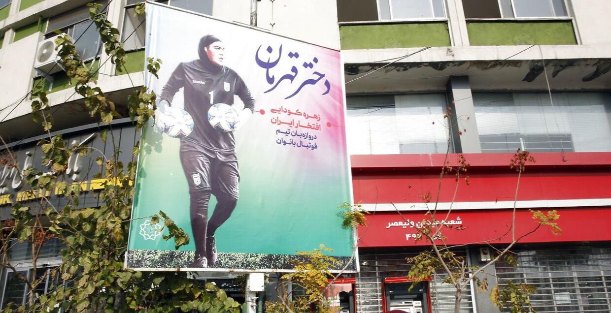 Zohreh Koudaei er en fodboldhelt i Iran. I gaderne hænger billeder af hende med teksten 'helte-pigen'.