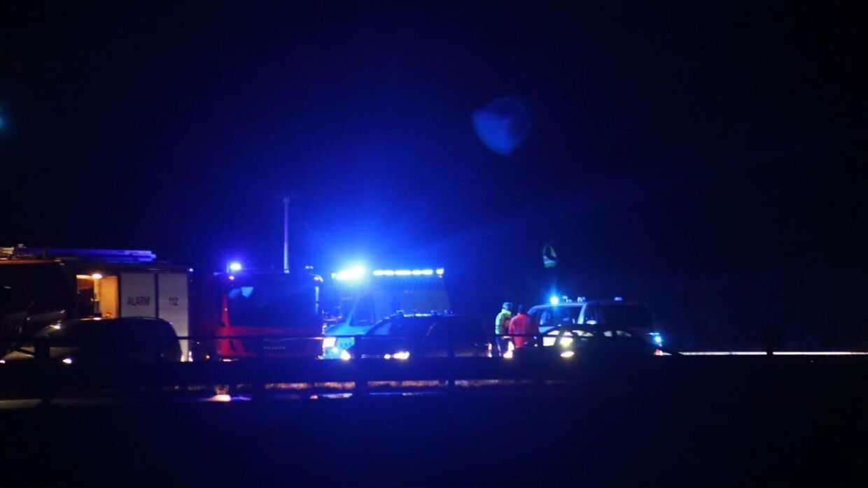 Her ses politi og redningsfolk på Midtjyske Motorvej, hvor andet uheld i aften fandt sted. Foto: Presse-fotos.dk