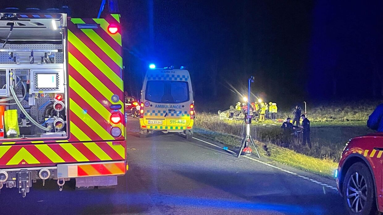 To unge mænd er kommet til skade i en soloulykke. Foto: Presse-fotos.dk 