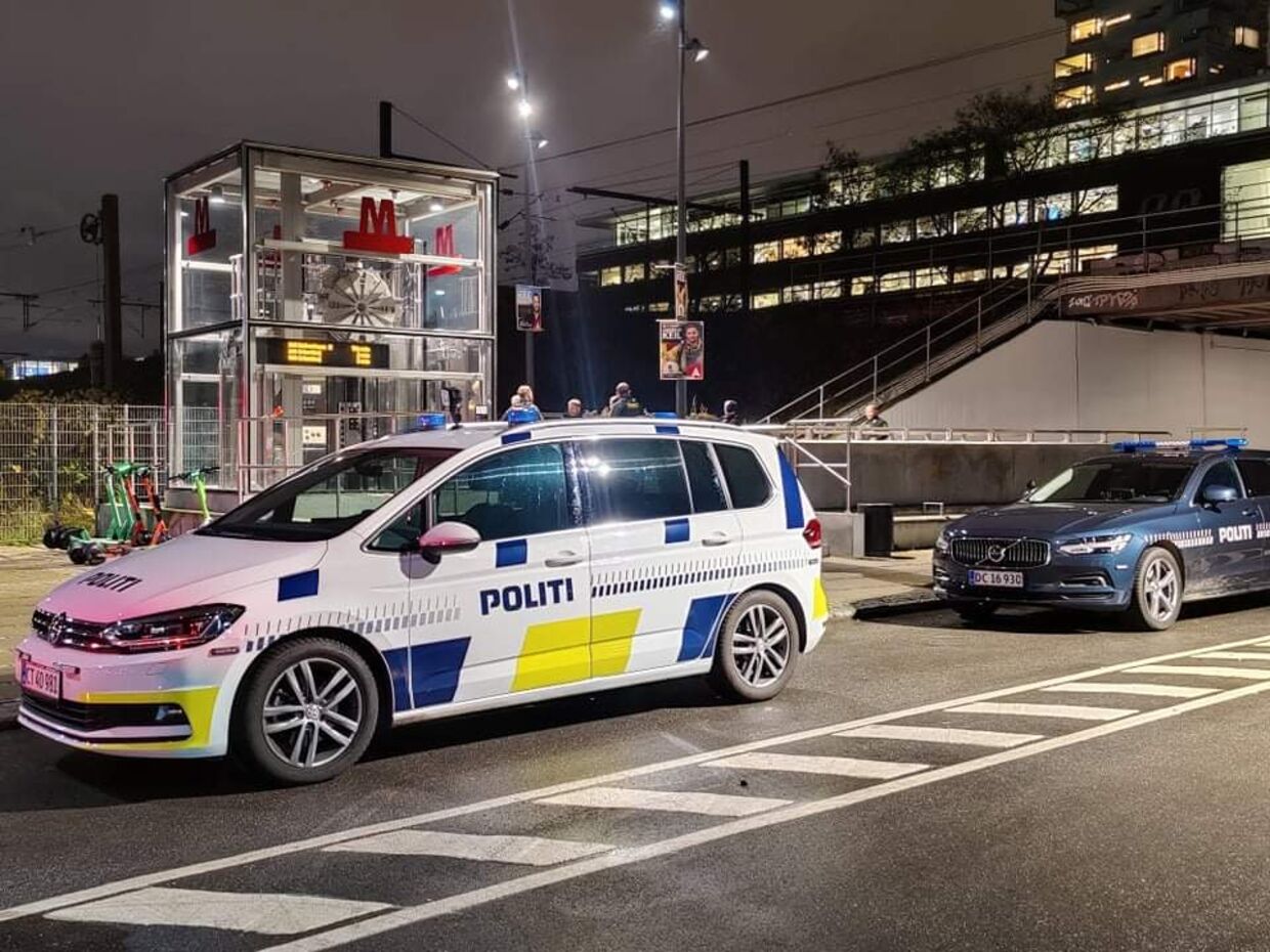To politibiler holder ved Nordhavn Station, hvor en eftersættelse af tre personer har stoppet togtrafikken.