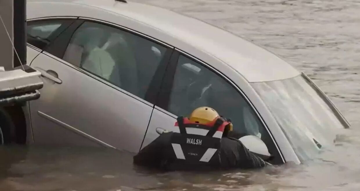 Optagelser til en redningsvideo blev meget realistiske, da en mand kørte i havnen.