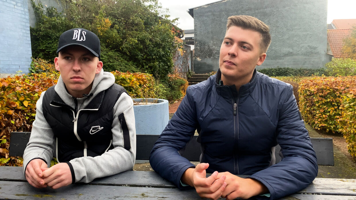 Mads' to venner, Lucas Jensen (højre) og Thor Demant (venstre), var sammen med ham i Aalborg, hvor de boede, i dagene op til hans død.