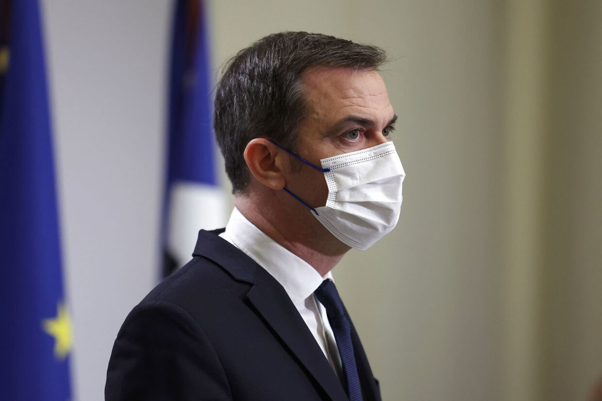 Frankrigs sundhedsminister, Olivier Véran, bekræftede torsdag, at covid-19 booster-vaccinationer vil blive tilbudt til alle. Det vil være gældende allerede fra weekenden og frem. - Vi venter, at den femte covid-bølge vil blive længere og hårdere end den fjerde bølge, siger den franske minister. Thomas Coex/Ritzau Scanpix