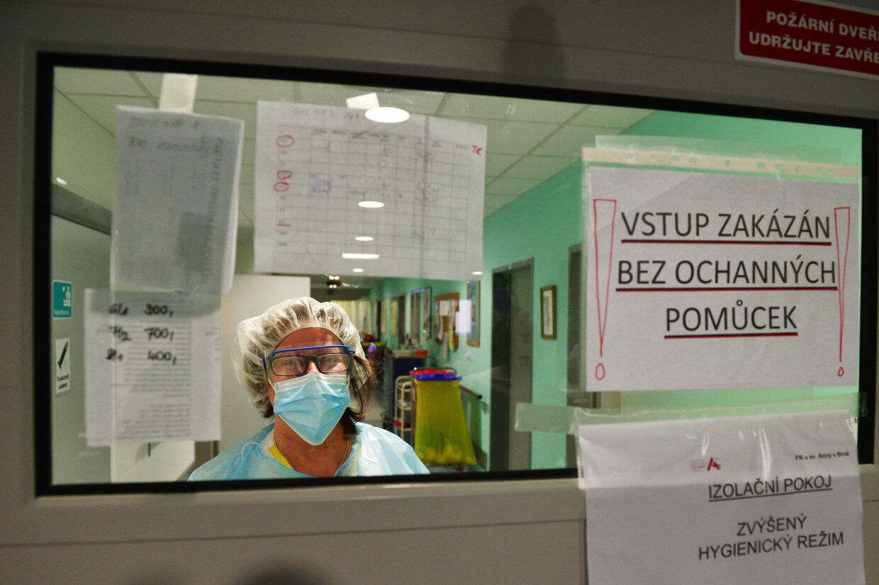 En sygeplejerske kigger ud fra coronaafdelingen på St. Anna Universitetshospital i Brno i Tjekkiet. Landets regering har indført nødtilstand i 30 dage på grund af den stigende smitte. Patrik Uhlir/Ritzau Scanpix