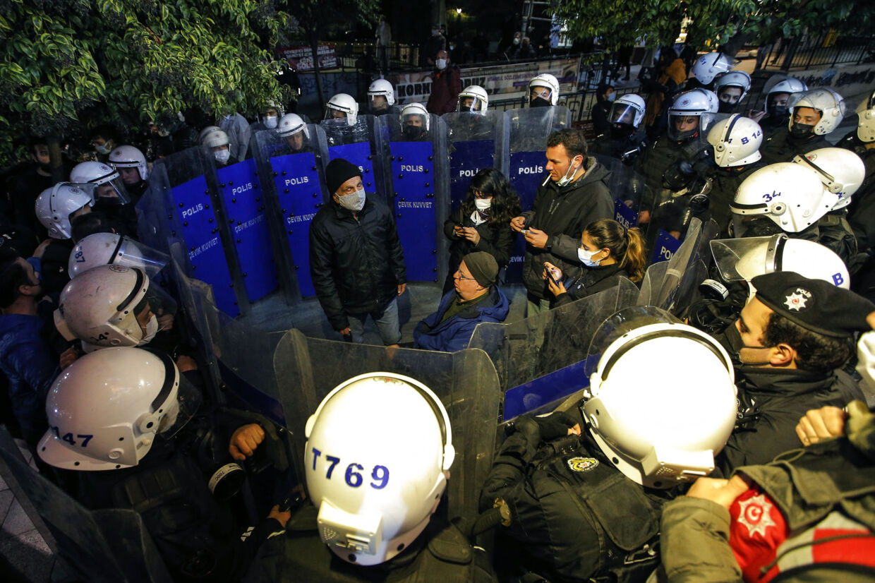 Kampklædt politi har omringet medlemmer af en venstreorienteret gruppe, der onsdag aften deltog i protester mod regeringens økonomiske politik i Istanbul. Emrah Gurel/Ritzau Scanpix
