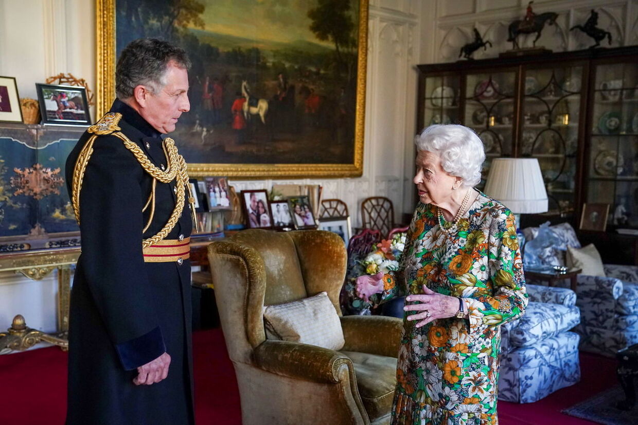 Dette billede af Dronning Elizabeth vækker bekymring. 17. november mødte hun general sir Nick Carter på Winsor Castle. 