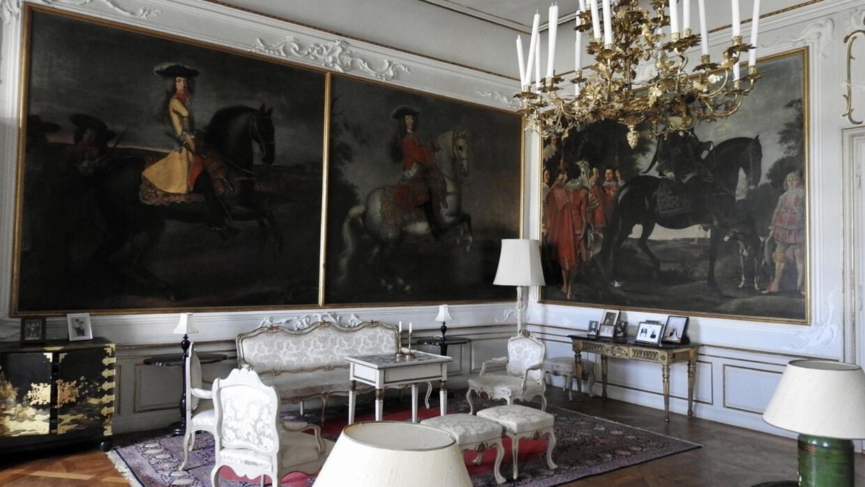 NOgle af de historiske rum på Valdemars Slot har både været åbne for besøgene og samtidig brugt af familien. Her ses flere familiebilleder, der står på hylderne.