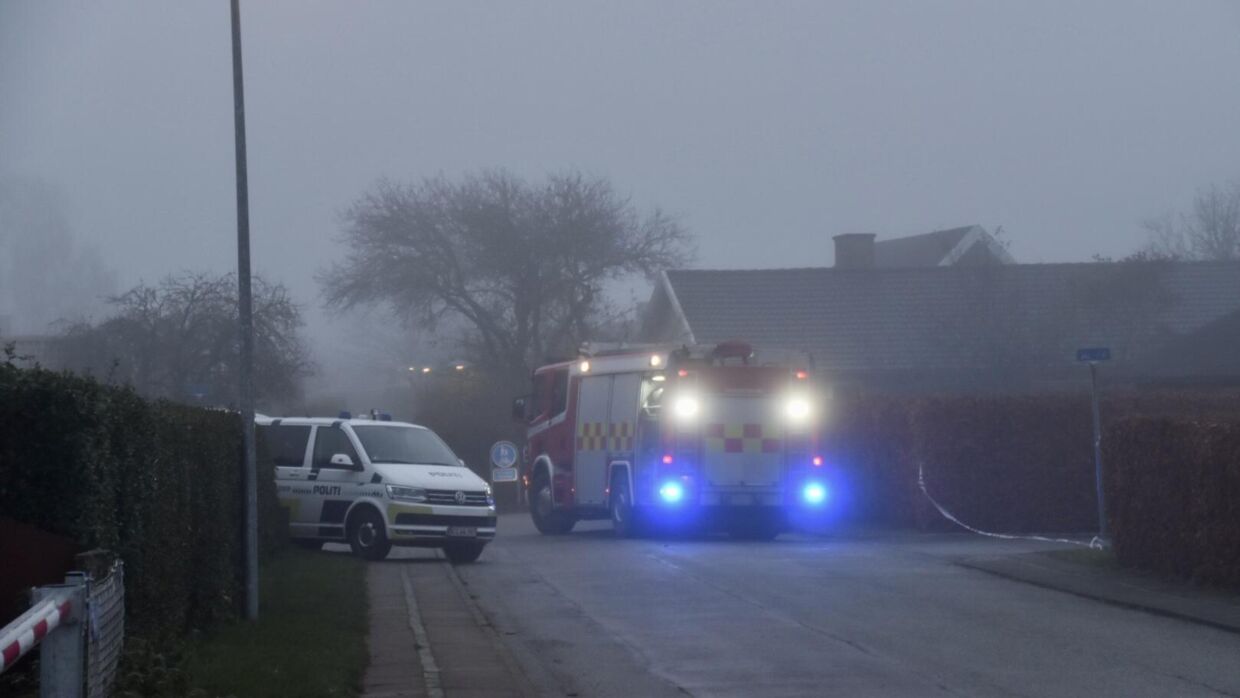 En person mistede natten til søndag livet i en kraftig villabrand i Taulov ved Fredericia.
