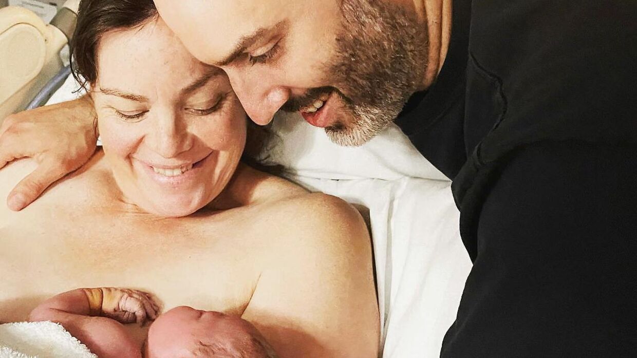 Julie Anne Genter og hendes mand sammen med deres nyfødte datter. Det er parrets andet barn. 