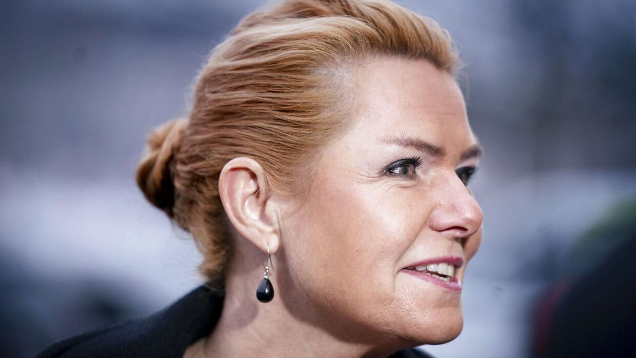 Inger Støjberg spøger i kulissen i formandsopgøret i Dansk Folkeparti. Her er hun fotograferet uden for rigsretten 25. november. (Arkivfoto)