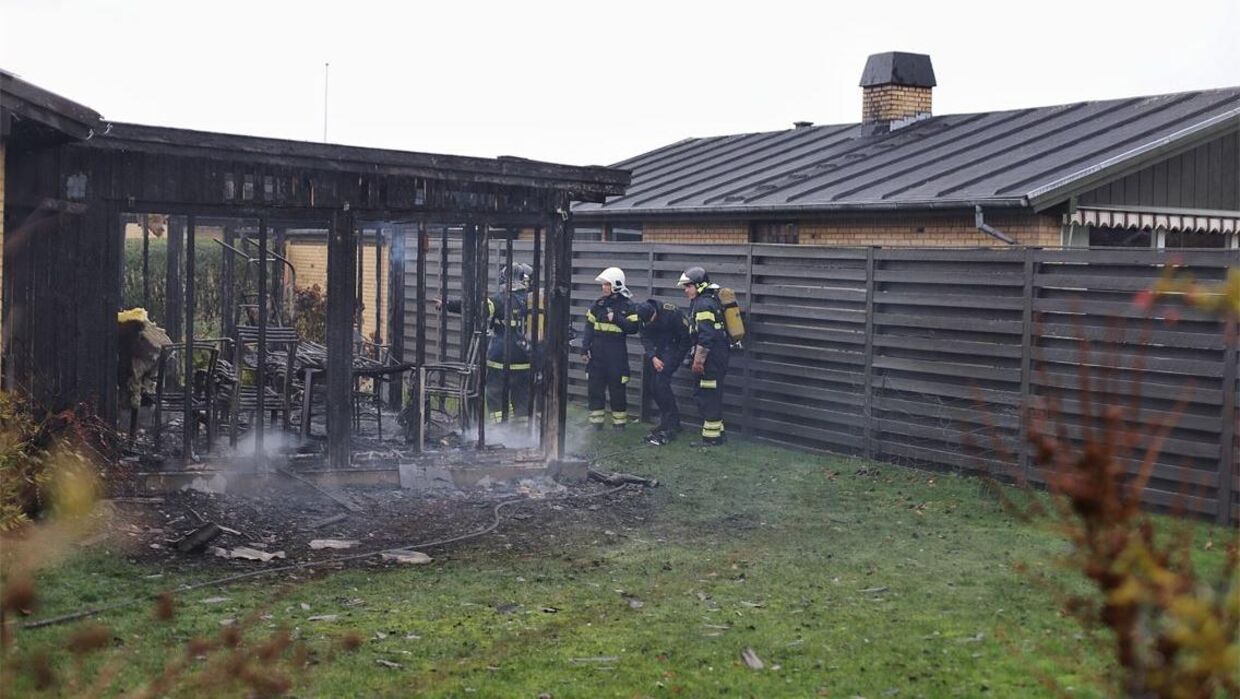 Et kraftig brand hærgede søndag et udhus på Diskovej i Frederikshavn.