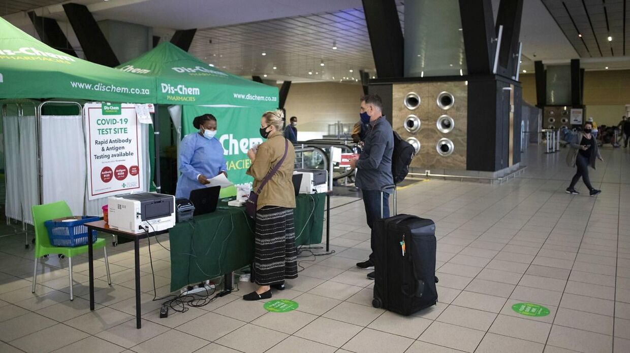 Passagerer bliver testet for corona i lufthavnen i Sydafrika.&nbsp;