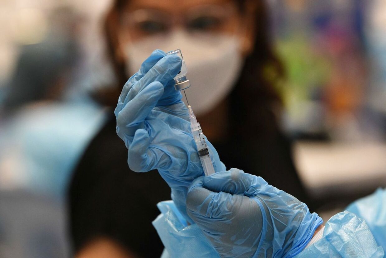 En sundhedsmedarbejder gør en kanyle klar med BioNtech-Pfizers vaccine mod Covid-19.