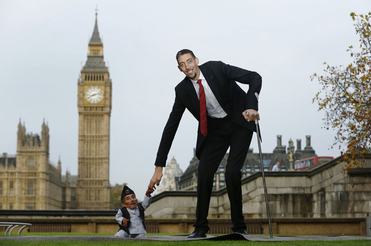 Verdens korteste mand på 54,6 cm, Chandra Bahadur Dangi, hilser på den længste mand, Sultan Kosen, der er 251 cm høj, for at markere Guinness World Records Day i London 13. november 2014.