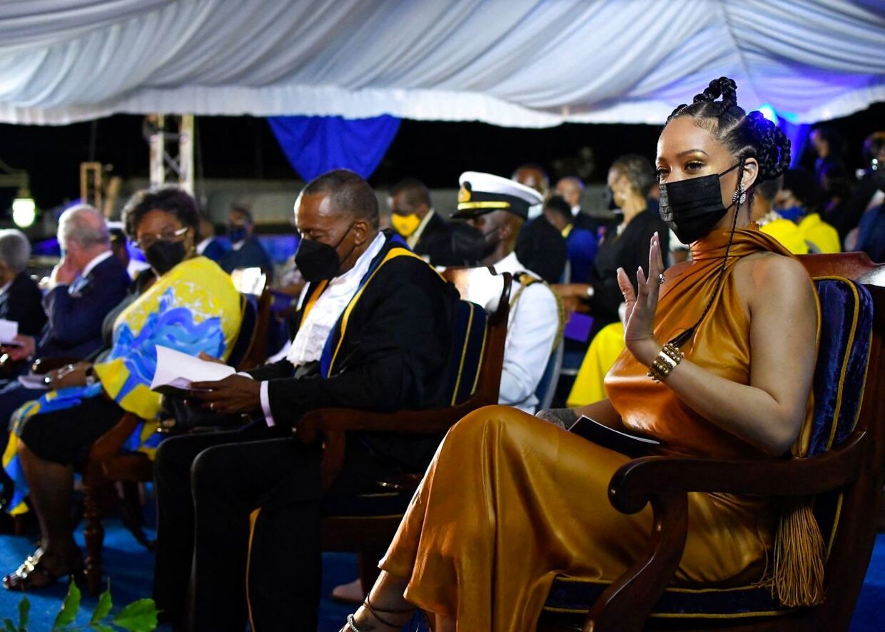 Rihanna (th.) vinker til publikum ved præsidentens indsættelse i Barbados.