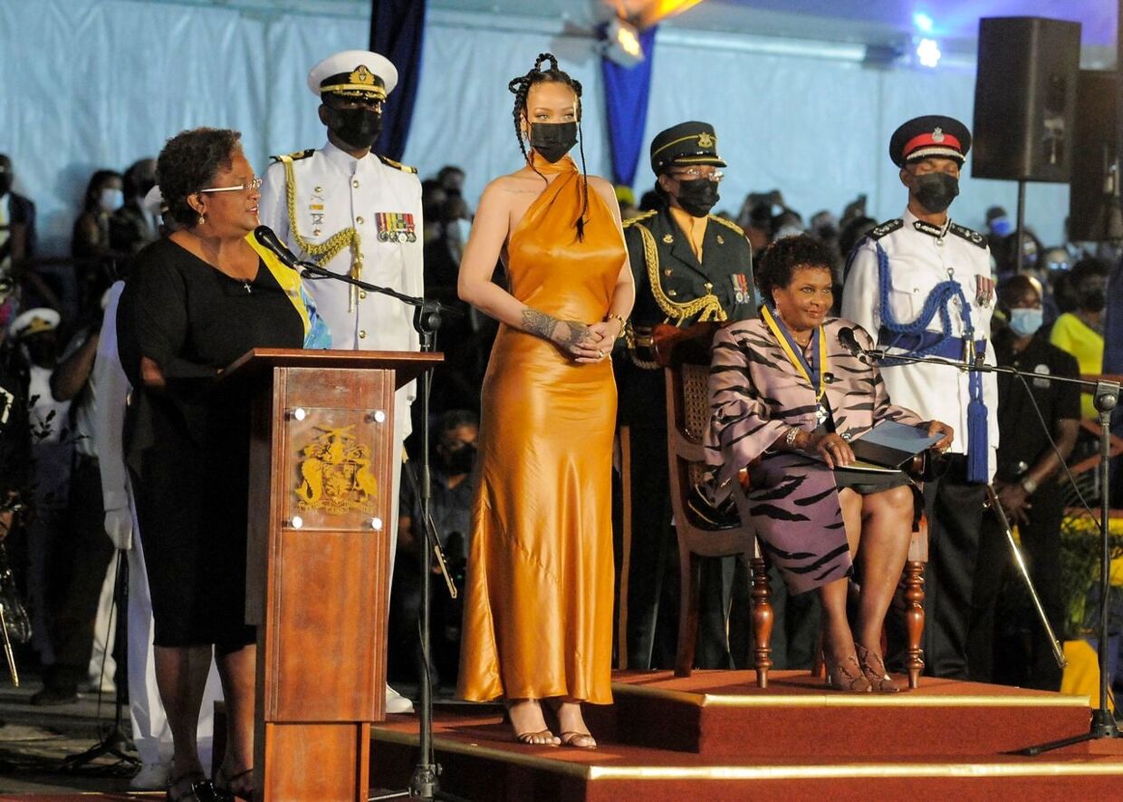 Barbados premierminister, Mia Mottley (tv.), beder den nye præsident Dame Sandra Mason (siddende th.) om at gøre Rihanna (i midten) til landets 11. Nationale Helt.