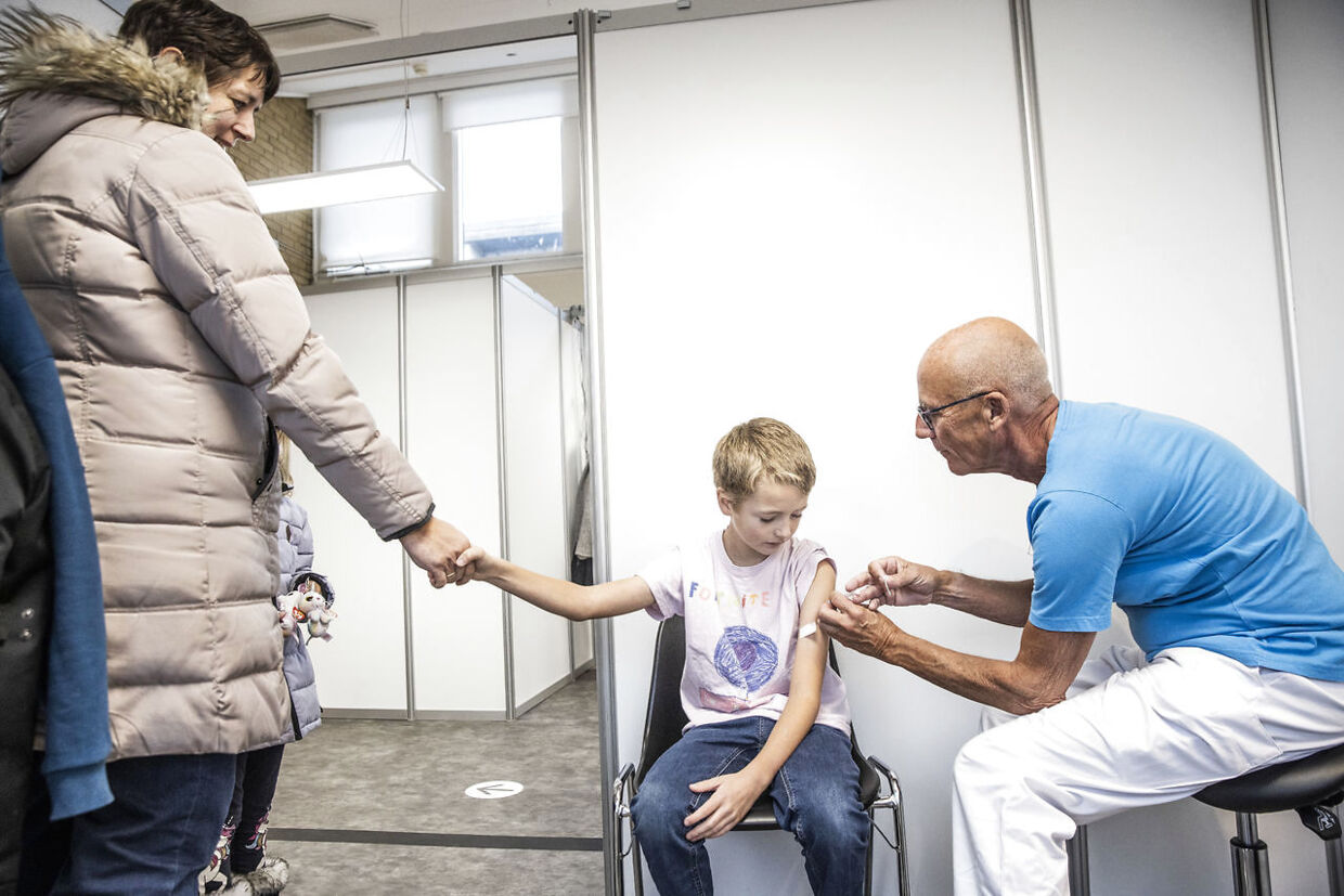 Mikkel Ole Henriksen på ti år modtager vaccination mod covid-19 på Amager Vaccinationscenter 28. november 2021.