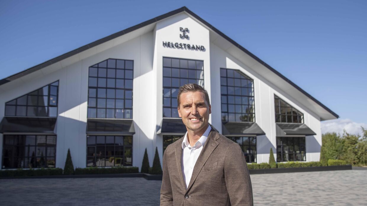 Andreas Helgstrand har købt Nordjyllands dyreste hus. Her ses han foran hesteimperiets hovedkvarter, som ligger andetsteds i landsdelen.