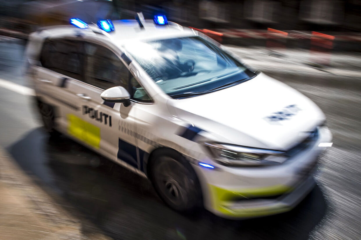 Nordjyllands Politi leder efter ejeren af en grå Honda, der lørdag aften torpederede tre parkerede biler i Danmarksgade.