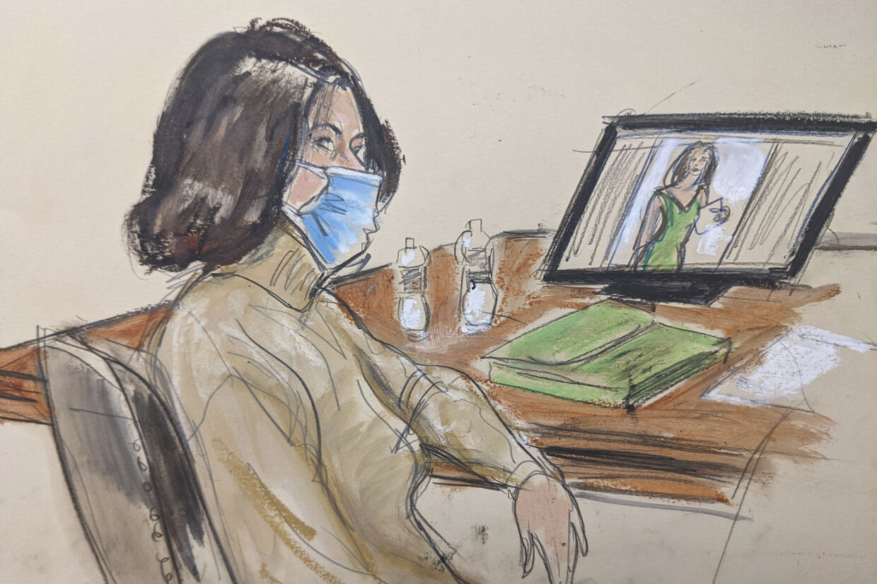 På denne tegning fra retslokalet ses tiltalte Ghislaine Maxwell sidde under vidneforklaringer. Elizabeth Williams/Ritzau Scanpix
