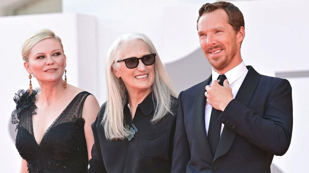 Kirsten Dunst sammen med instruktør Jane Campion og skuespiller Benedict Cumberbatch.