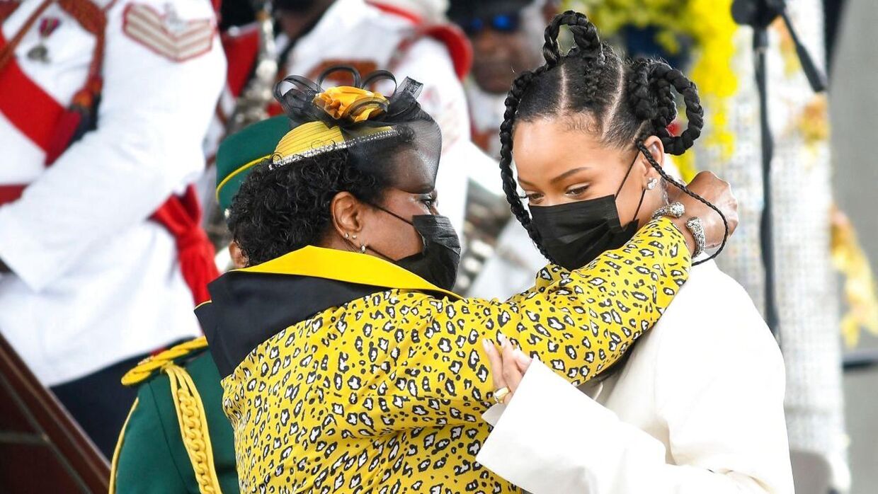 Øjeblikket hvor Rihanna fik overrækt titlen som nationalhelt i Barbados.
