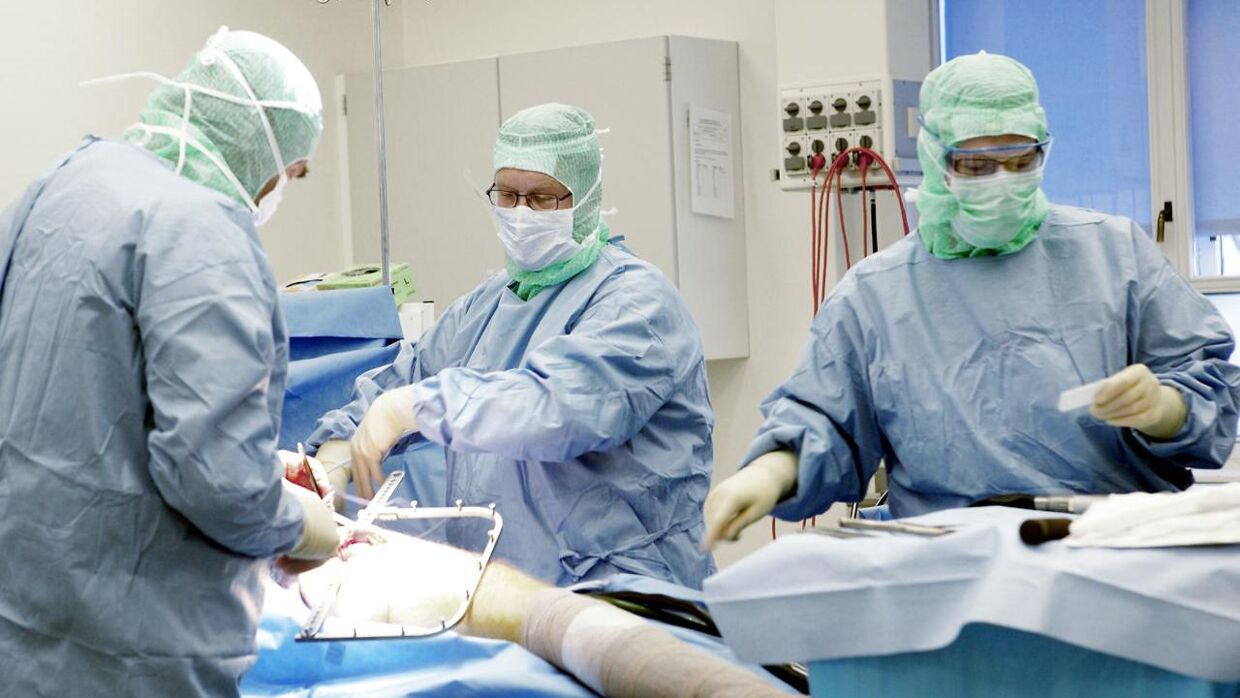 Hofteoperationer er blandt andet en af de behandlinger, man på Odense Universitetshospital udskyder på grund af kapacitetsporblemer. Arkivfoto.