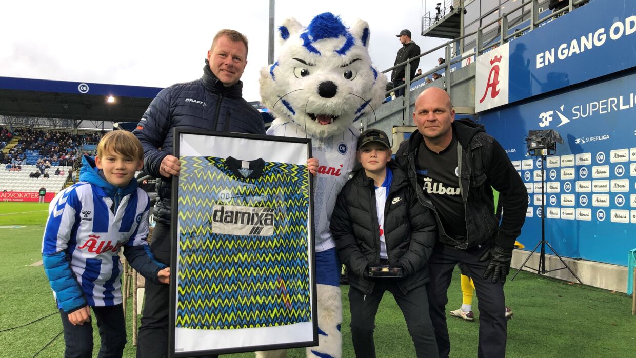 Damixas salgsdirektør Lars Bang Pedersen fik trøjen af Bjarne Jensen og hans sønner i pausen mellem OB og FC Nordsjælland.
