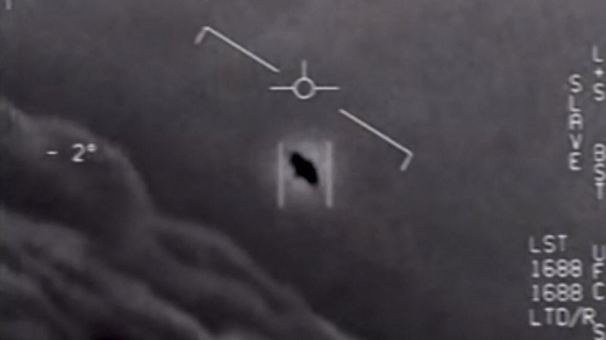 Et still-billede fra et amerikansk jagerflys videooptagelse af et af de uidentificerede flyvende objekter, som USA nu anerkender at man observerer og tager alvorligt som en mulig sikkerhedsrisiko.