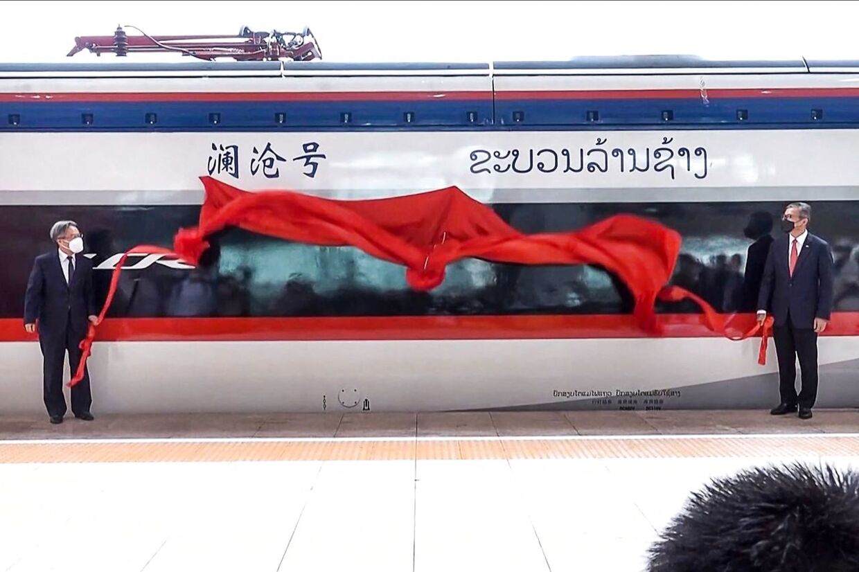 Her afslører Laos transportminister Viengsavath Siphandone (th.) og Kinas ambassadør Jiang Zaidong (tv) en bemaling på&nbsp; Lane Xang toget i Vientiane.