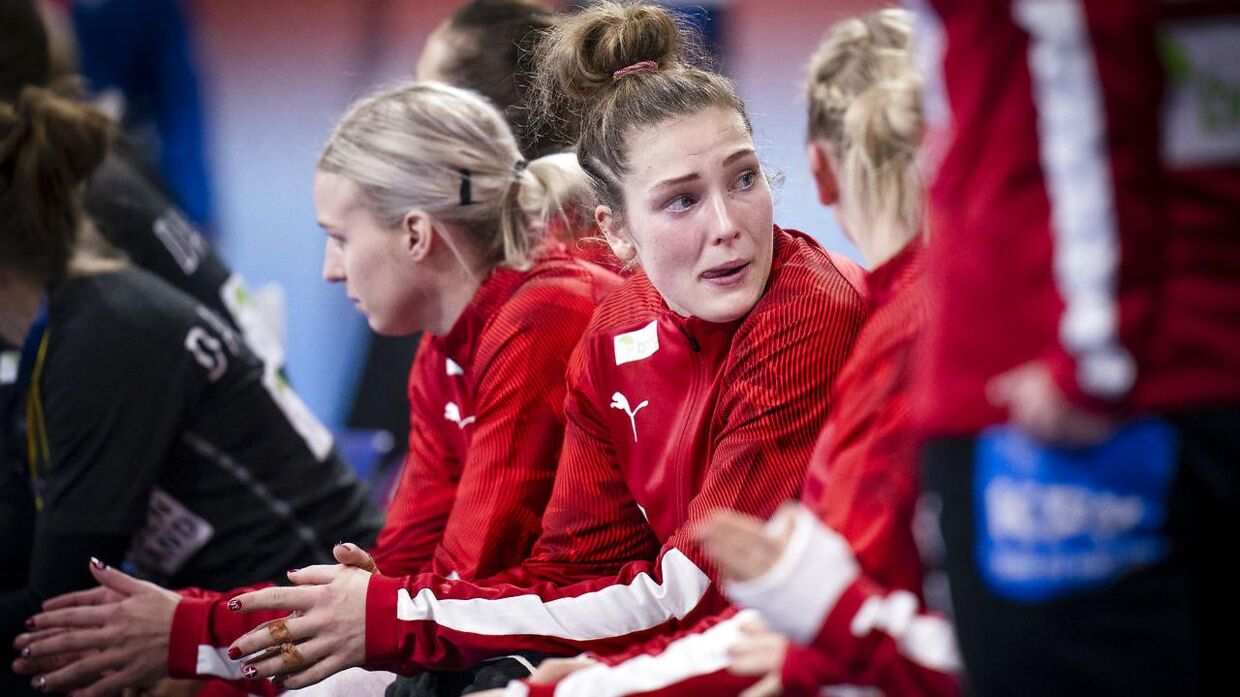 Rikke Iversen lige efter Mia Rej bliver skadet under VM kampen i gruppe F mellem Danmark-Tunesien i Granollers. De to kender hinanden rigtig godt.