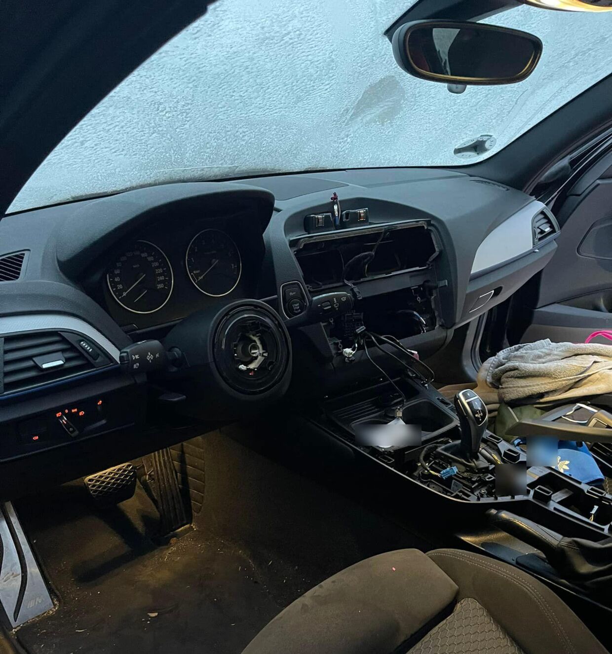 Fredag morgen kom Jacob Kilsgaards kone ud til en ubrugelig bil. I løbet af natten var både rattet og GPS-styresystemet blevet stjålet fra deres BMW. Foto: Privat. 