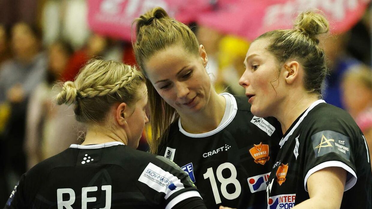 Kamilla Larsen med holdkammeraterne Mia Rej og Rikke Iversen.